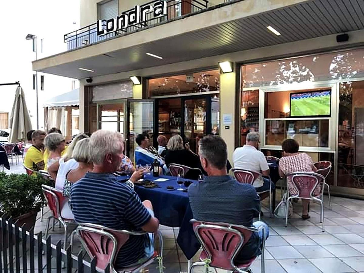 Hotel Londra Rimini Kültér fotó